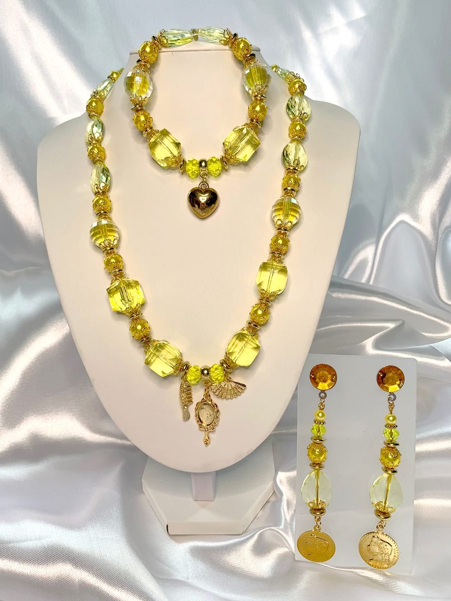 Conjunto de joias de Oxum em tons dourados